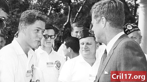 ביל קלינטון וג'ון פ. קנדי: הסיפור מאחורי לחיצת היד שלהם משנת 1963