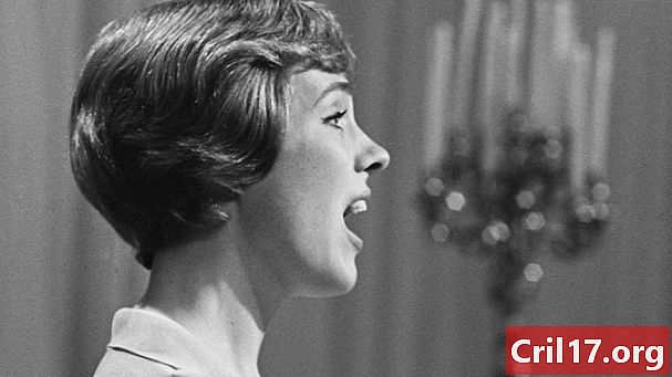 Julie Andrews hade kirurgi för att fixa en svag plats på hennes stämband och förlorade sin sångröst