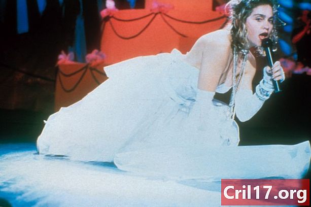 Мадоната, която сега е известна като изпълнение на Дева, беше благодарение на неизправност в гардероба