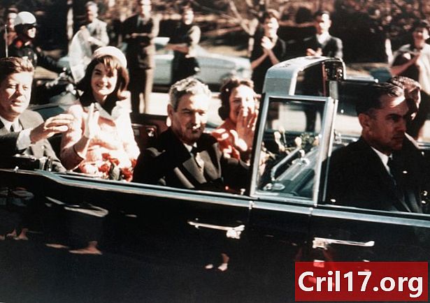 JFKが暗殺された後、ジャクリーンケネディがピンクのスーツを脱いでいない理由